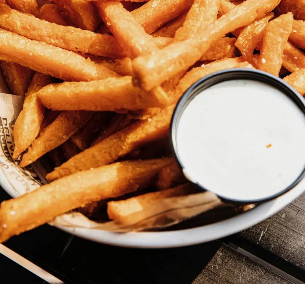 Pommes mit hausgemachtem Dip