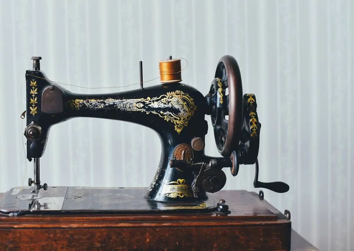 Alte schwarze Nähmaschine mit goldenen Verzierungen