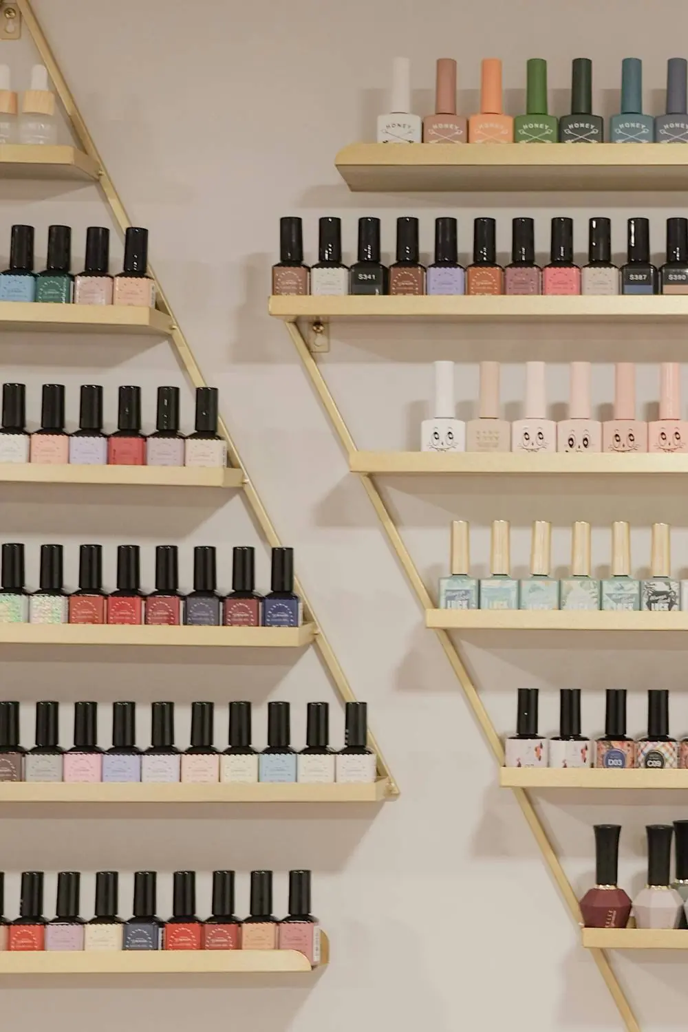 Regal mit vielen Nagellackfarben