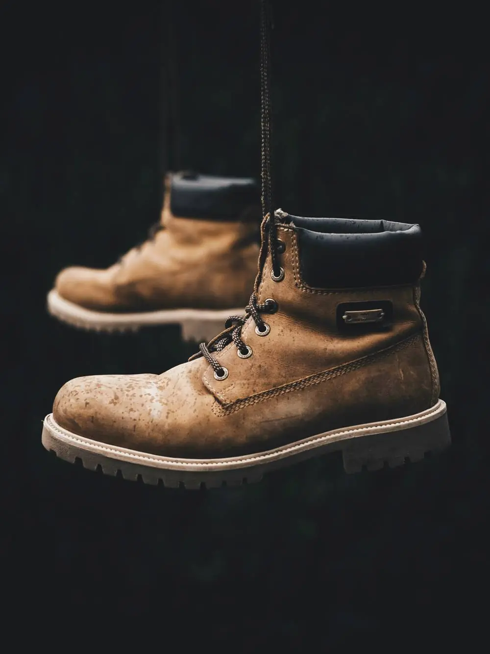 Ein Paar braune Lederstiefel nach der Reparatur