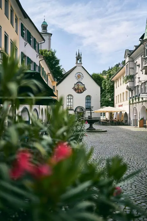 Altstadt von Feldkirch mit Kapelle und Brunnen