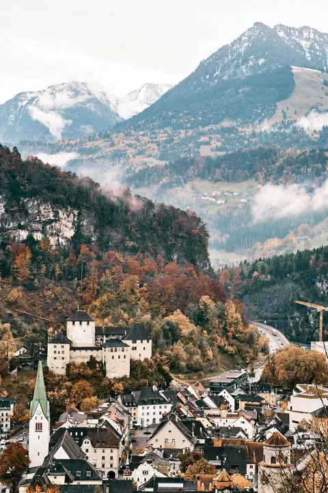 Schattenburg über Feldkirch im Herbst
